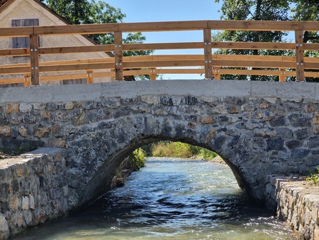 Kamniti most v Radomljah